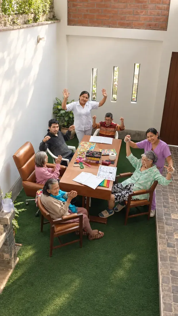 Residentes y personal levantando las manos durante una actividad en el área común